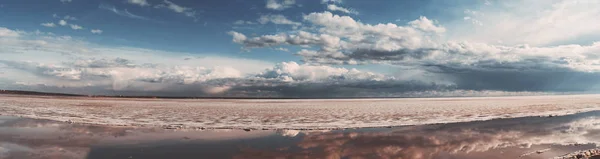 Panorama de mar congelado con cielo dramático —  Fotos de Stock