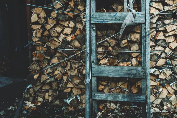 Material de leña con escalera de madera vieja — Foto de Stock