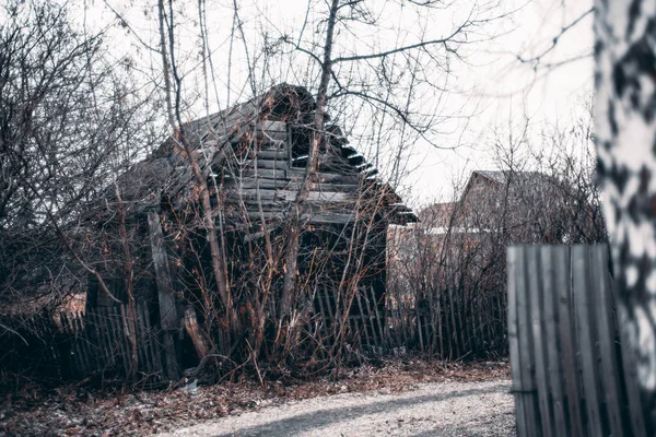 Заброшенный старый летний домик в пригородной деревне — стоковое фото