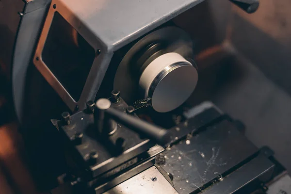 CNC-Drehmaschine zum Einfädeln der Metallwelle — Stockfoto