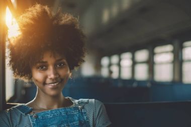 Banliyö tren kıvırcık saçlı güzel zenci kız