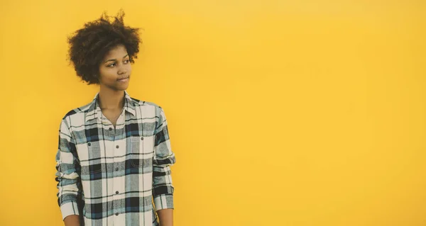 Zwarte meid met kopie ruimte op gele achtergrond — Stockfoto