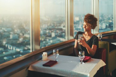 Selfie restrurant içinde yapım abanoz kıvırcık kız