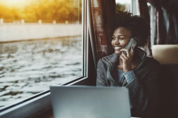 Riendo chica negra hablando por teléfono en el barco — Foto de Stock