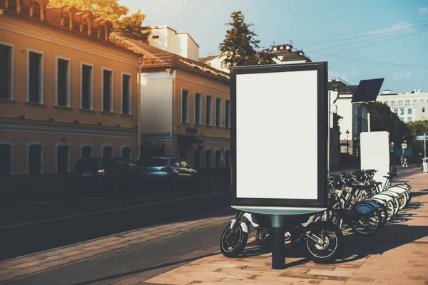 Banner-Attrappen im urbanen Umfeld — Stockfoto