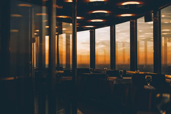 Inerior de bar vacío con puesta de sol fuera de las ventanas — Foto de Stock