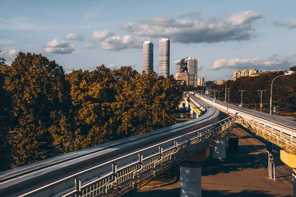 Leere Einbahnstraßenverbindung in Metropolstadt — Stockfoto