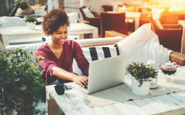 Sokak bar içinde laptop kadınla siyah serbest meslek