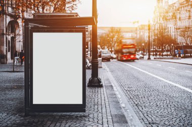 Billboard mock-up şehir otobüs durağı Portekiz