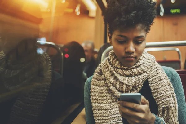 Negro dorado en autocar de tren con smartphone —  Fotos de Stock