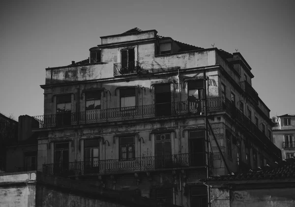 Gri tonlama görünümünü terk edilmiş evde Lizbon, Portekiz — Stok fotoğraf