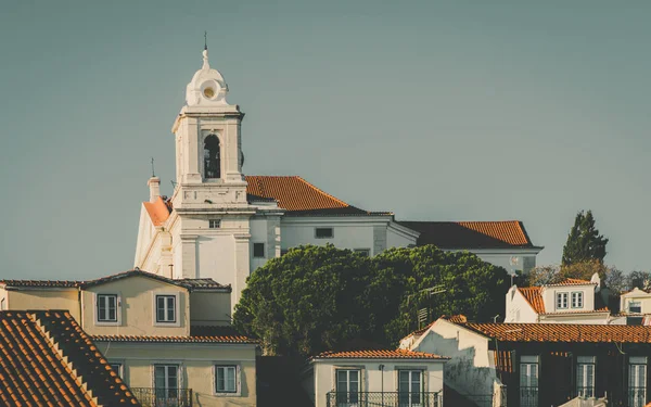 Biały Kaplica z dzwonkiem w Portugalii — Zdjęcie stockowe