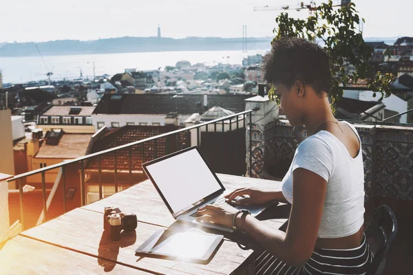 Schwarzes Studentenmädchen mit Laptop auf Balkon — Stockfoto