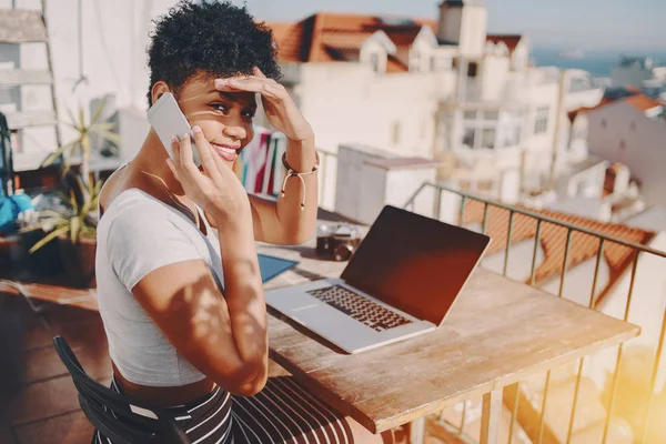 Ébano estudante menina no varanda trabalho — Fotografia de Stock