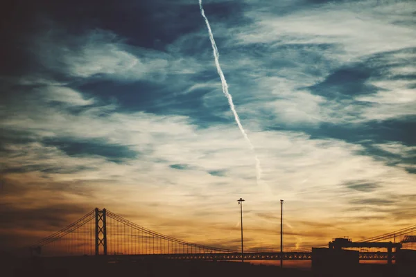 Teal sky och rep bro — Stockfoto