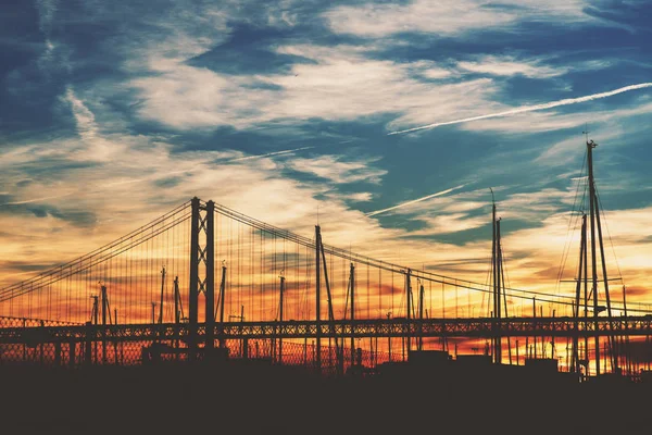 Rope bridge i Lissabon under fantastisk solnedgång — Stockfoto