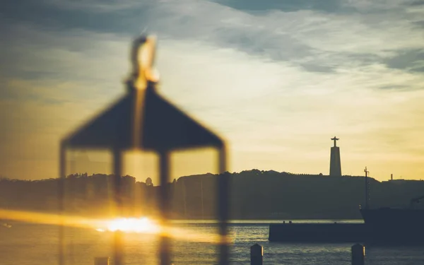 Vista del atardecer del río Tajo a través de la linterna —  Fotos de Stock