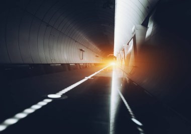 Boş modern metro hall yansımaları ile