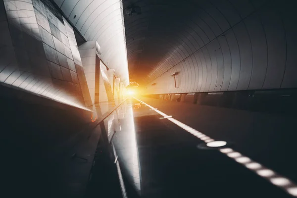 U-Bahn-Tunnel mit Reflexionen und Fackeln — Stockfoto