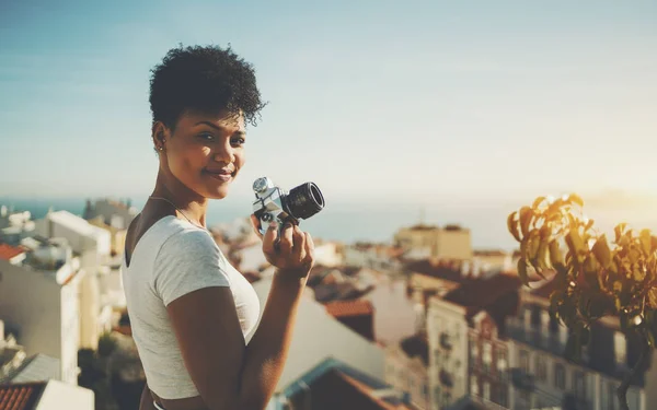 Süße junge Journalistin mit Vintage-Filmkamera — Stockfoto