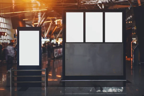 Несколько пустых информационных дисплеев в аэропорту — стоковое фото