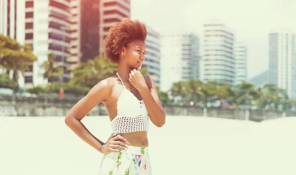 Braziliaans meisje aan het zandstrand — Stockfoto