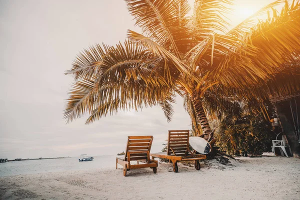 Pôr-do-sol laranja dramático na praia das Maldivas — Fotografia de Stock