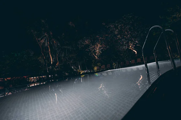 Širokoúhlý pohled noční venkovní bazén — Stock fotografie
