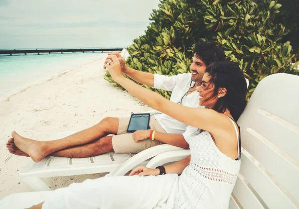 Man and woman chilling on beach chairs — Stock Photo, Image