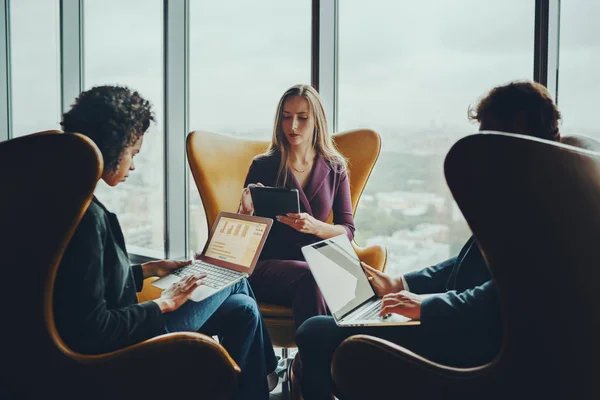 Reunión de negocios de tres colegas — Foto de Stock