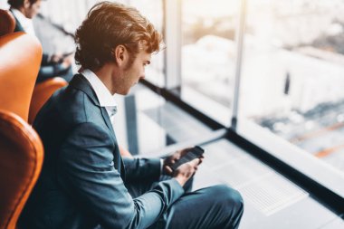 İşadamı ile smartphone içinde yazıhane ile yansımaları ve windo