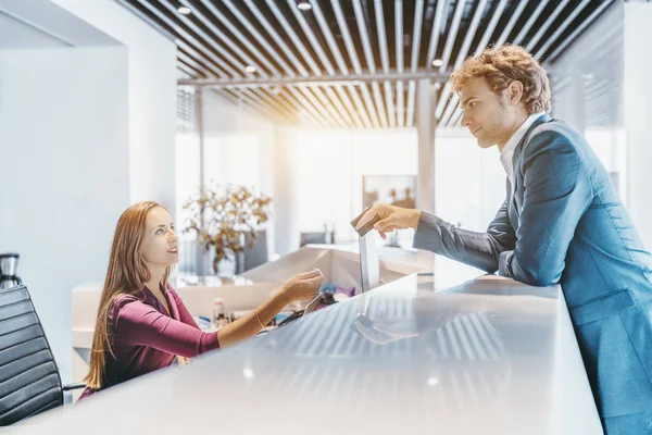 Adam resmi elbiseli kadın resepsiyonist plastik kart veren