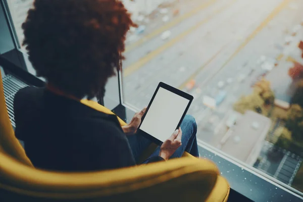 Blank template of digital tablet screen in female hands — Stock Photo, Image