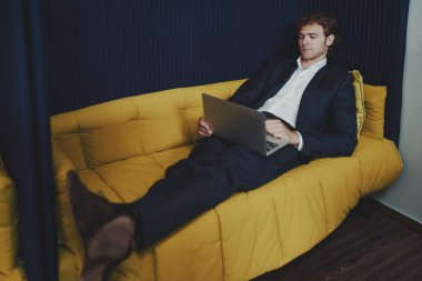 Çekici genç işadamı chillou office kanepede yatıyor