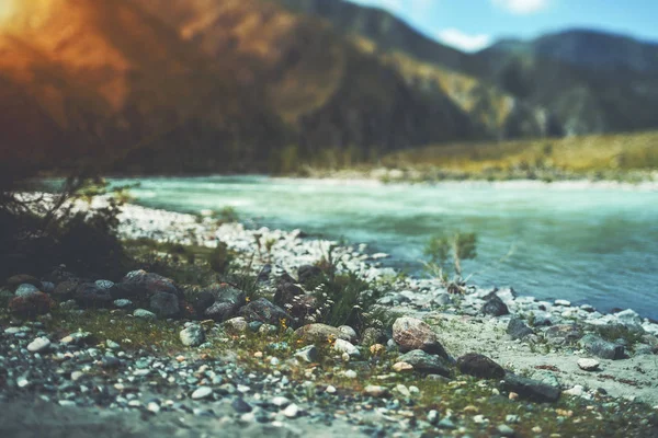 Вид на кам'яну смугу на березі річки — стокове фото