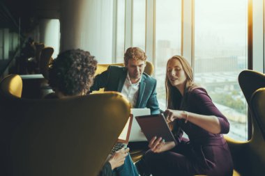 İş toplantısı gökdelen ofiste iş adamları