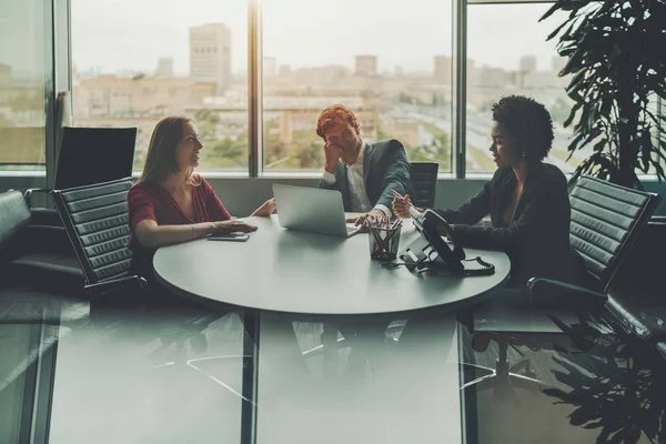 Reunión de negocios de tres colegas en la sala de oficina — Foto de Stock