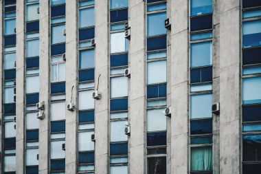 Modern binanın ön cephesi