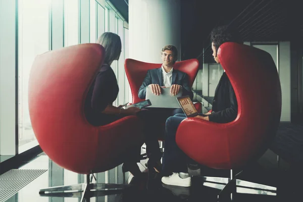 Üç iş adamlarını onların iş toplantı bitirme