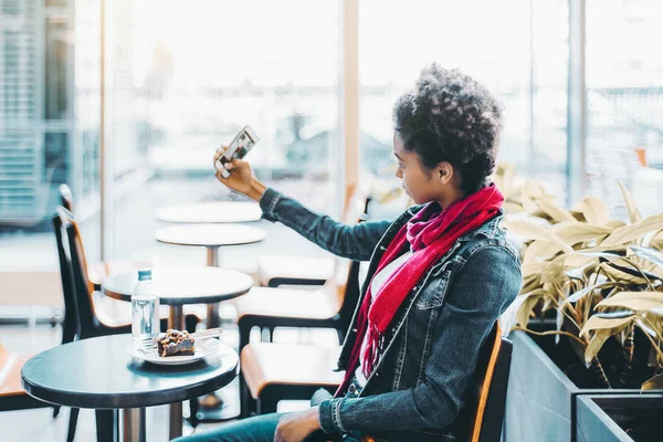Siyah kız ofis barda otururken selfie yapıyor — Stok fotoğraf