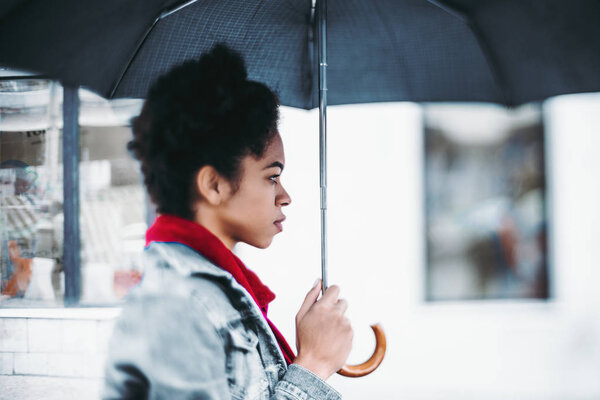 Brazilian girl with umbrella — Stock Photo, Image