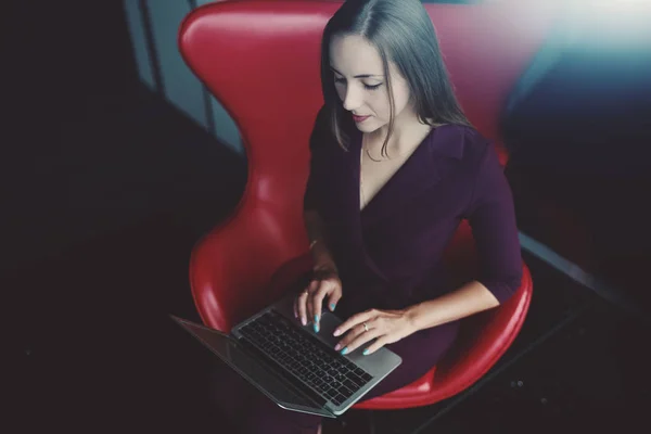 Леди с ноутбуком в офисе на кресле — стоковое фото