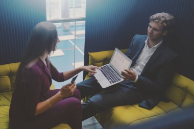 Toplantı iki iş kişilerin ofis chillout bölgesi iş