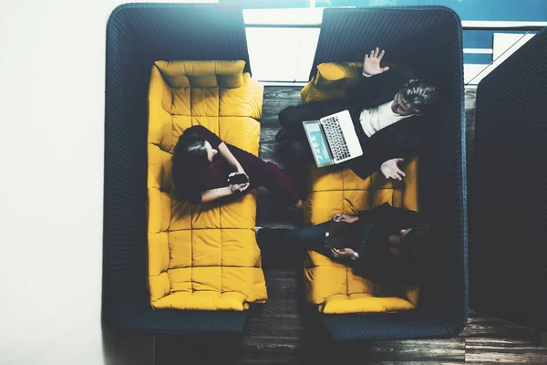 Grup Toplantısı office chillout üç iş adamları