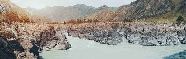 Altay ποταμού βαμβάκι που περιβάλλεται από βουνά — Φωτογραφία Αρχείου