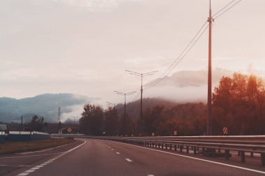 Karayolu üzerinde gündoğumu