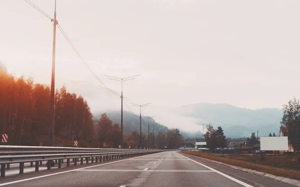 Route au lever du soleil, montagnes Altay — Photo