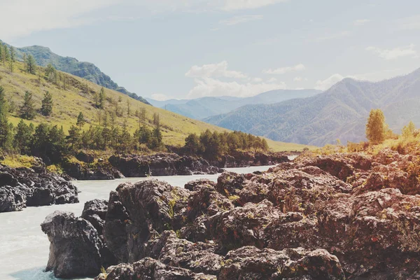 Гірські річки і гори на сонячний день — стокове фото