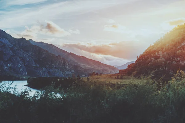 Paisaje de montaña, puesta de sol en el río Katun —  Fotos de Stock