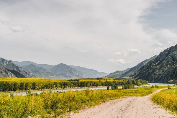 Earth road in mountains settings — Stock Photo, Image